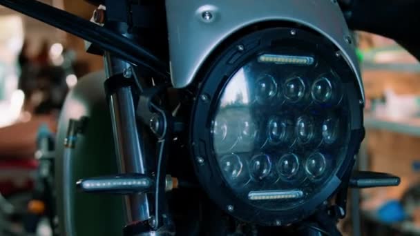Kreativní Autentické Motocykl Dílna Garáž Portrét Brutální Vážné Vousatý Motorkář — Stock video