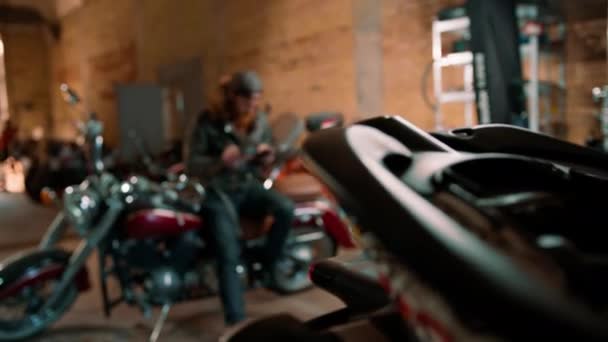 Oficina Motocicleta Autêntica Criativa Garagem Brutal Sério Barbudo Mecânico Motociclista — Vídeo de Stock