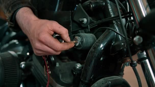 Creative Authentic Motorcycle Workshop Garage Biker Mechanic Inserting Key Power — Stock Video