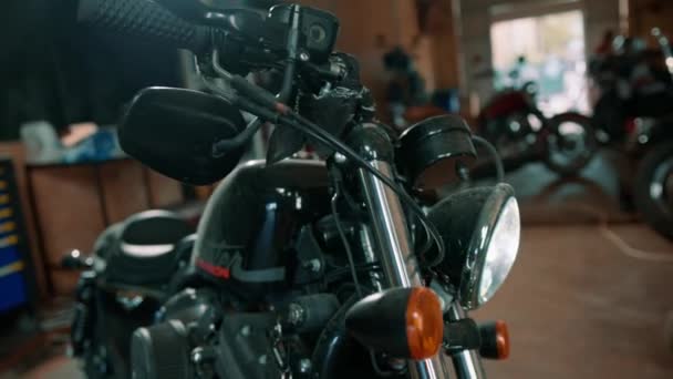 Oficina Motocicleta Autêntica Close Moto Tubo Escape Com Fumaça Faíscas — Vídeo de Stock