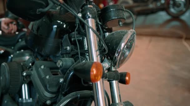 Creatieve Authentieke Motorfiets Workshop Garage Fietser Monteur Invoegen Van Sleutel — Stockvideo