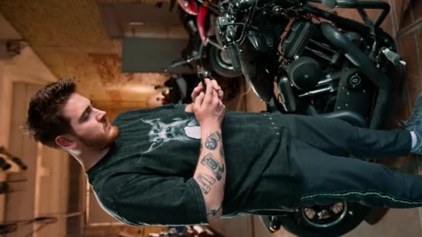 Kreativ Autentisk Motorcykel Verkstad Mekaniker Biker Garage Står Nära Motorcykel — Stockvideo