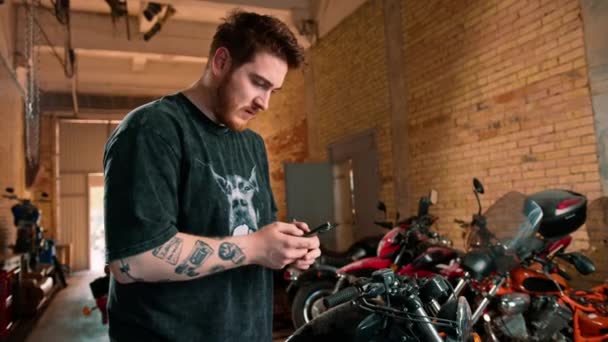 Creatieve Authentieke Motorfiets Workshop Mechanische Fietser Garage Buurt Van Motorfiets — Stockvideo