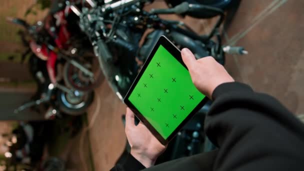 Garajda Motorsiklet Tamircisi Motosikletin Yanında Duruyor Elinde Yeşil Ekran Tableti — Stok video