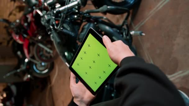 Oficina Motocicleta Autêntica Criativa Mecânico Motociclista Garagem Perto Motocicleta Segurando — Vídeo de Stock