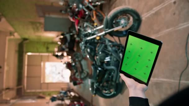 Criativa Oficina Motocicleta Autêntica Biker Mecânico Garagem Perto Motocicleta Segurando — Vídeo de Stock