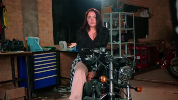 Authentieke Motorfiets Workshop Garage Portret Mooi Jong Schattig Biker Meisje — Stockvideo
