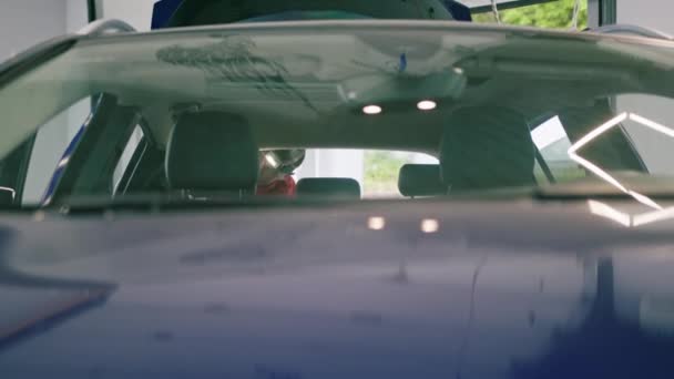 Detaljerad Manlig Bilservice Anställd Utför Kemtvätt Och Tvätta Bil Interiör — Stockvideo