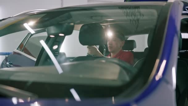 Detaljerad Manlig Bilservice Anställd Utför Kemtvätt Och Tvätta Bil Interiör — Stockvideo