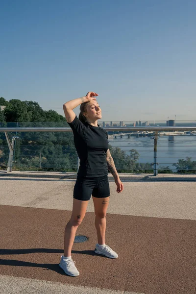 健康的年轻女运动员在城外进行了有关桥牌运动健康的运动训练后感到很疲倦 — 图库照片