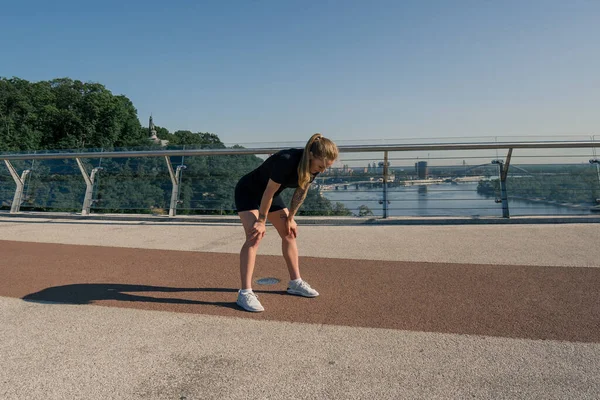 健康的年轻女运动员在城外进行了有关桥牌运动健康的运动训练后感到很疲倦 — 图库照片