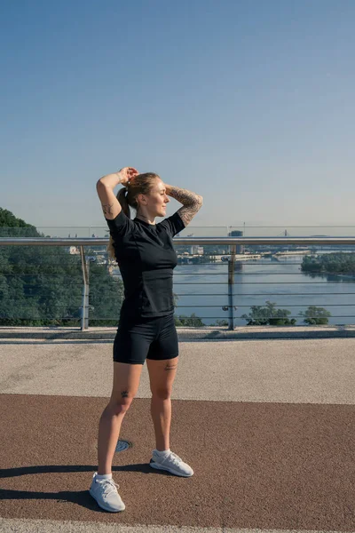 Chica Deportista Joven Fitness Mañana Haciendo Ejercicios Calentamiento Antes Entrenar — Foto de Stock