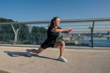 Spor salonunun genç bayan sporcusu. Şehirdeki briç sporu eğitiminden önce bacak egzersizi yapıyor.