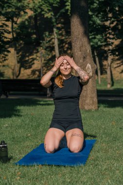 Genç spor kızı spor sahasının üzerinde egzersiz yapıyor. Spor parkı sağlıklı yaşam tarzı konsepti sırasında.