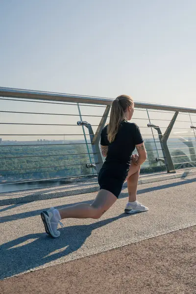 Fitness Ung Idrottskvinna Flicka Morgonen Gör Uppvärmning Ben Övningar Innan — Stockfoto