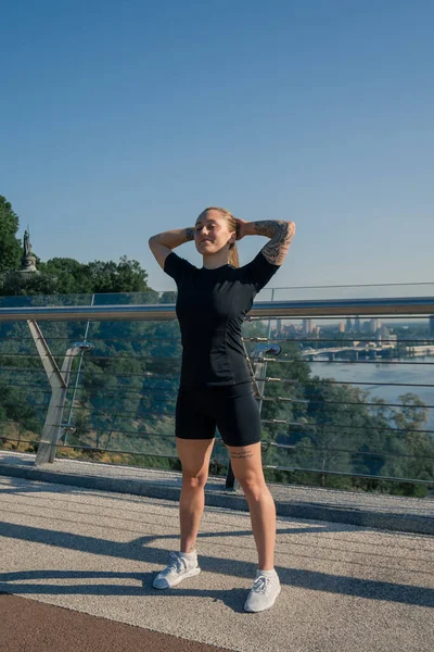 Fitness Ung Idrottskvinna Flicka Morgonen Gör Uppvärmning Övningar Innan Träning — Stockfoto