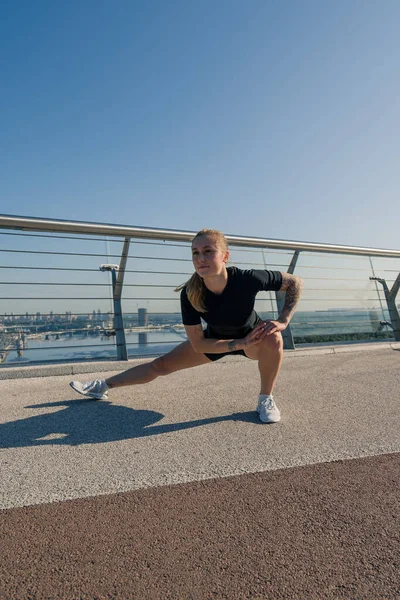 Chica Deportista Joven Fitness Por Mañana Haciendo Ejercicios Calentamiento Piernas —  Fotos de Stock