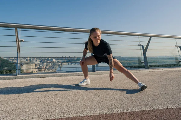 Fitness Junge Sportlerin Mädchen Morgens Beim Aufwärmen Beinübungen Vor Dem — Stockfoto
