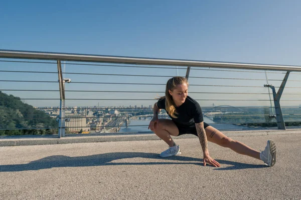 Chica Deportista Joven Fitness Por Mañana Haciendo Ejercicios Calentamiento Piernas — Foto de Stock