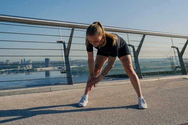 휘트니스 스포츠여자 아침에 다리에 도시에서 거리에서 따뜻한 운동을 스포츠 — 스톡 사진