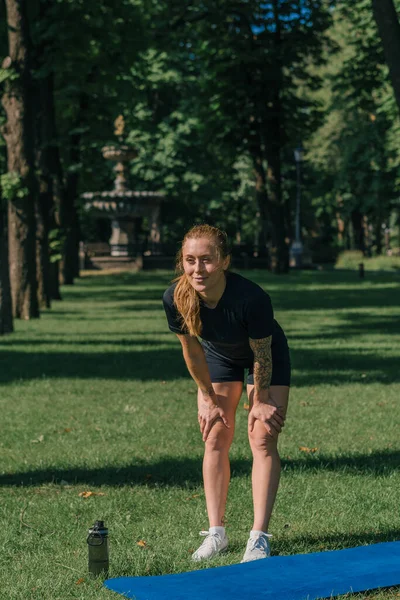 Ung Idrottskvinna Flicka Gör Fysiska Övningar Idrottsmatta Yoga Träning Utomhus — Stockfoto
