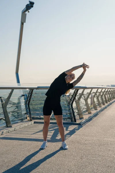 Fitness Genç Sporcu Kız Sabah Isınma Egzersizleri Yapıyor Şehirdeki Köprüdeki — Stok fotoğraf