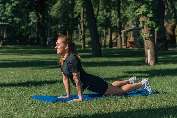 Ung Idrottskvinna Flicka Gör Fysiska Övningar Idrottsmatta Yoga Träning Utomhus — Stockfoto