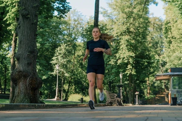 Fitness Junge Sportlerin Beim Morgendlichen Joggen Während Des Trainings Freien — Stockfoto