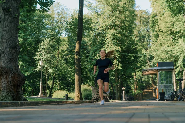 健康的年轻女运动员晨跑运动时在城市的室外训练中 以公园健康的生活方式为主题 — 图库照片