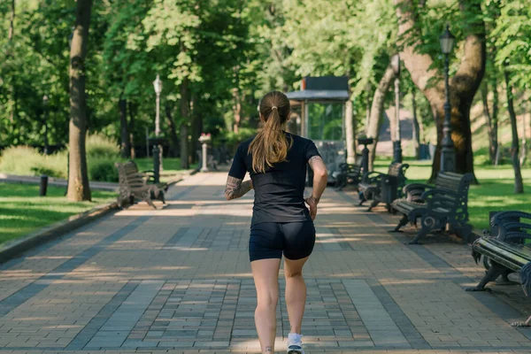 健康的年轻女运动员晨跑运动时在城市的室外训练中 以公园健康的生活方式为主题 — 图库照片