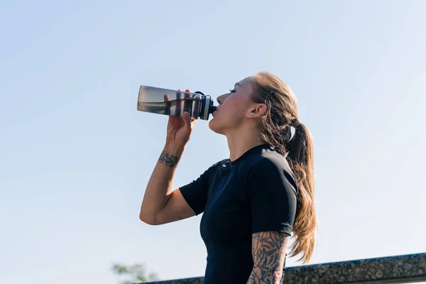 Fitness Ung Idrottskvinna Flicka Med Tatueringar Gör Sport Morgonen Dricksvatten — Stockfoto