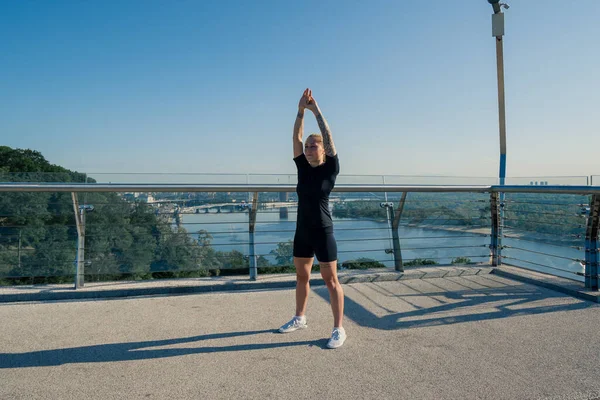 Chica Deportista Joven Fitness Mañana Haciendo Ejercicios Calentamiento Antes Entrenar —  Fotos de Stock