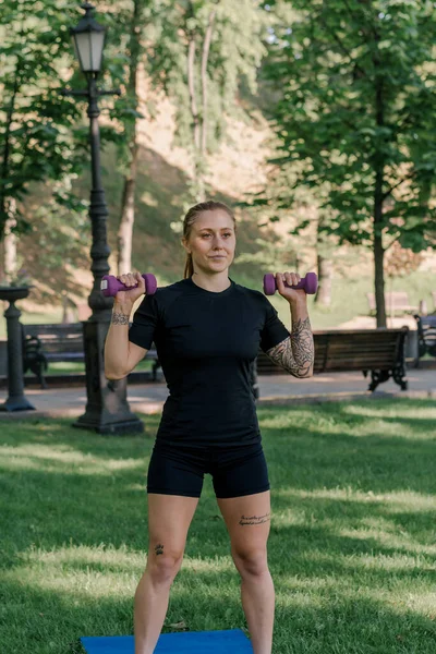 Portret Van Een Jonge Tevreden Sportmeisje Doet Oefeningen Met Halters — Stockfoto