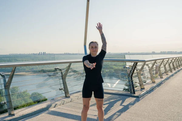 Fitness Genç Sporcu Kız Sabah Isınma Egzersizleri Yapıyor Şehirdeki Köprüdeki — Stok fotoğraf