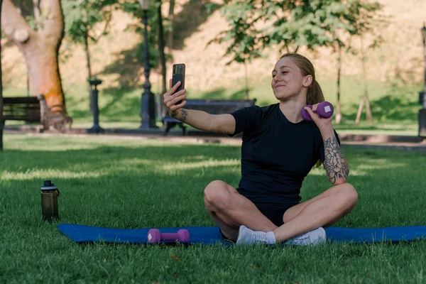 Portrét Mladé Atletky Sportovní Podložce Odpočívající Cvičení Parku Selfie Smartphonu — Stock fotografie