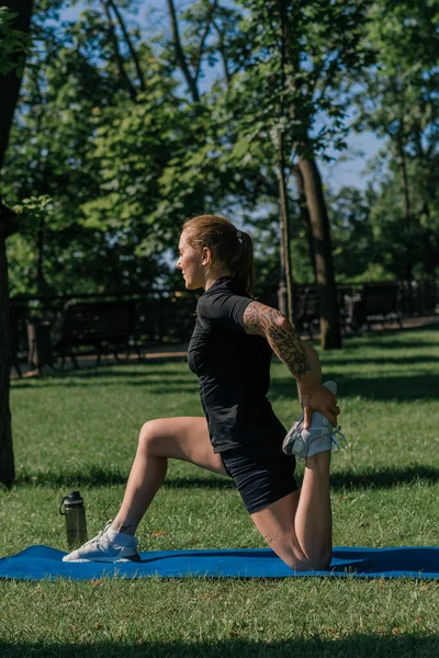 Ung Sport Flicka Gör Stretching Motion Idrottsmatta Utomhus Motion Park — Stockfoto