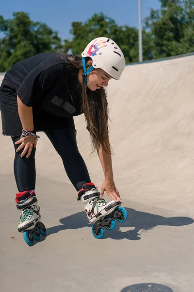 스케이트 공원에 스케이트와 스턴트 헬멧과 스케이트에 소녀의 초상화 — 스톡 사진