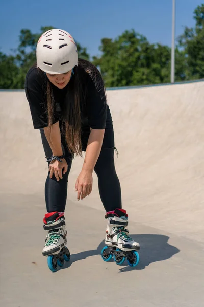 Potret Gadis Muda Dalam Pelindung Helm Dan Sepatu Roda Lelah — Stok Foto