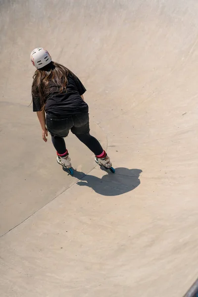 Молода Досвідчена Жінка Катається Роликах Стрибає Пандусі Скейт Парку Межами — стокове фото