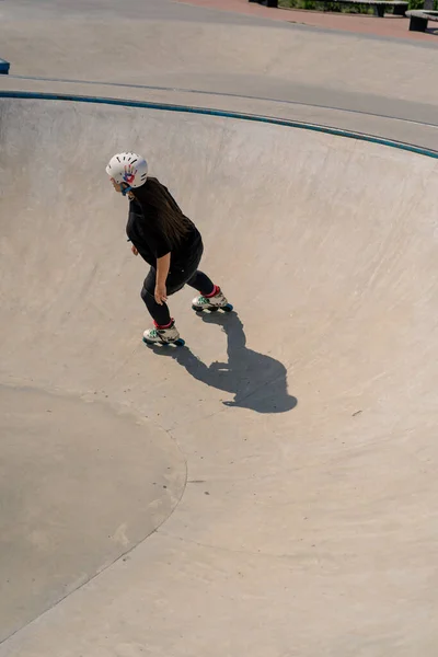 Jong Geschoolde Vrouw Rolschaatsen Springen Helling Het Skate Park Buiten — Stockfoto