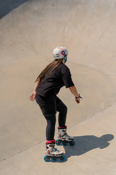 Ung Skicklig Kvinna Rollerblading Och Hoppa Rampen Skate Park Utanför — Stockfoto