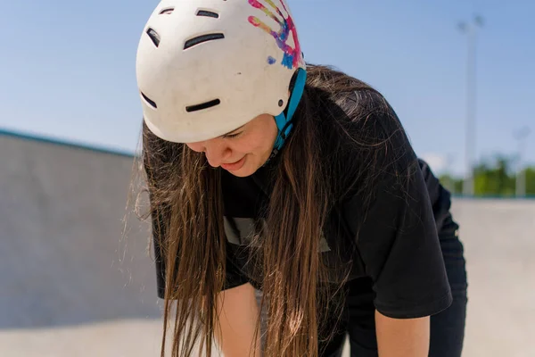 Portrait Young Girl Protective Helmet Roller Skates Tired Skating Stunts — Stock Photo, Image
