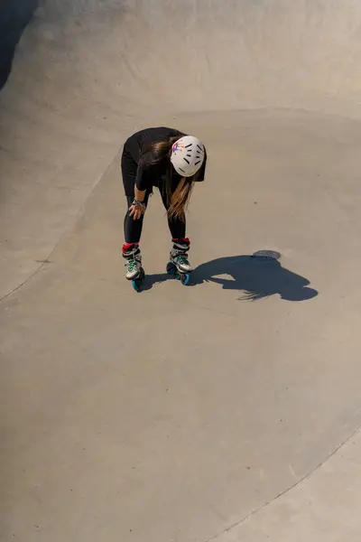 스케이트 공원에서 스케이트와 스턴트 경사로 헬멧과 스케이트에 — 스톡 사진