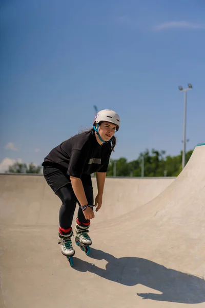 Jovem Mulher Qualificada Patinando Pulando Rampa Parque Skate Fora Praticando — Fotografia de Stock