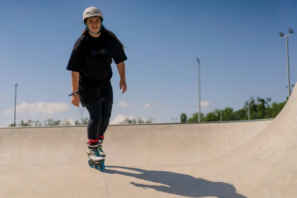 Joven Mujer Calificada Patinaje Saltar Rampa Parque Skate Fuera Practicando — Foto de Stock