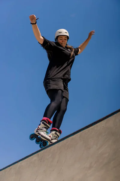 Genç Yetenekli Kadın Paten Kayıyor Dışarıdaki Kaykay Parkında Rampada Zıplıyor — Stok fotoğraf
