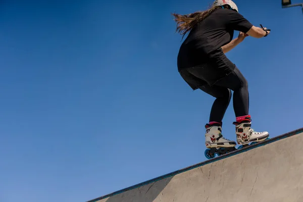 Jeune Femme Qualifiée Roller Sauter Sur Rampe Dans Skate Park — Photo