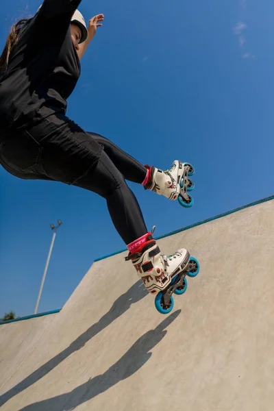 Young Skilled Woman Rollerblading Jumping Ramp Skate Park Practicing Her — Stock Photo, Image
