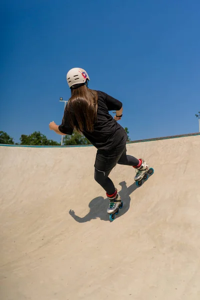Jeune Femme Qualifiée Roller Sauter Sur Rampe Dans Skate Park — Photo