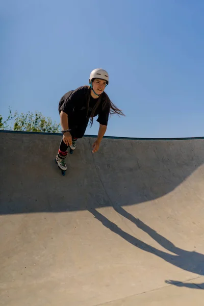 Young Skilled Woman Rollerblading Jumping Ramp Skate Park Practicing Her — Stock Photo, Image